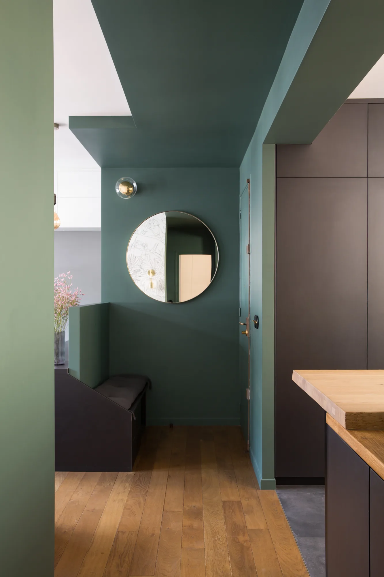 Appartement à Paris 15e, parti pris coloré et menuiseries sur mesure