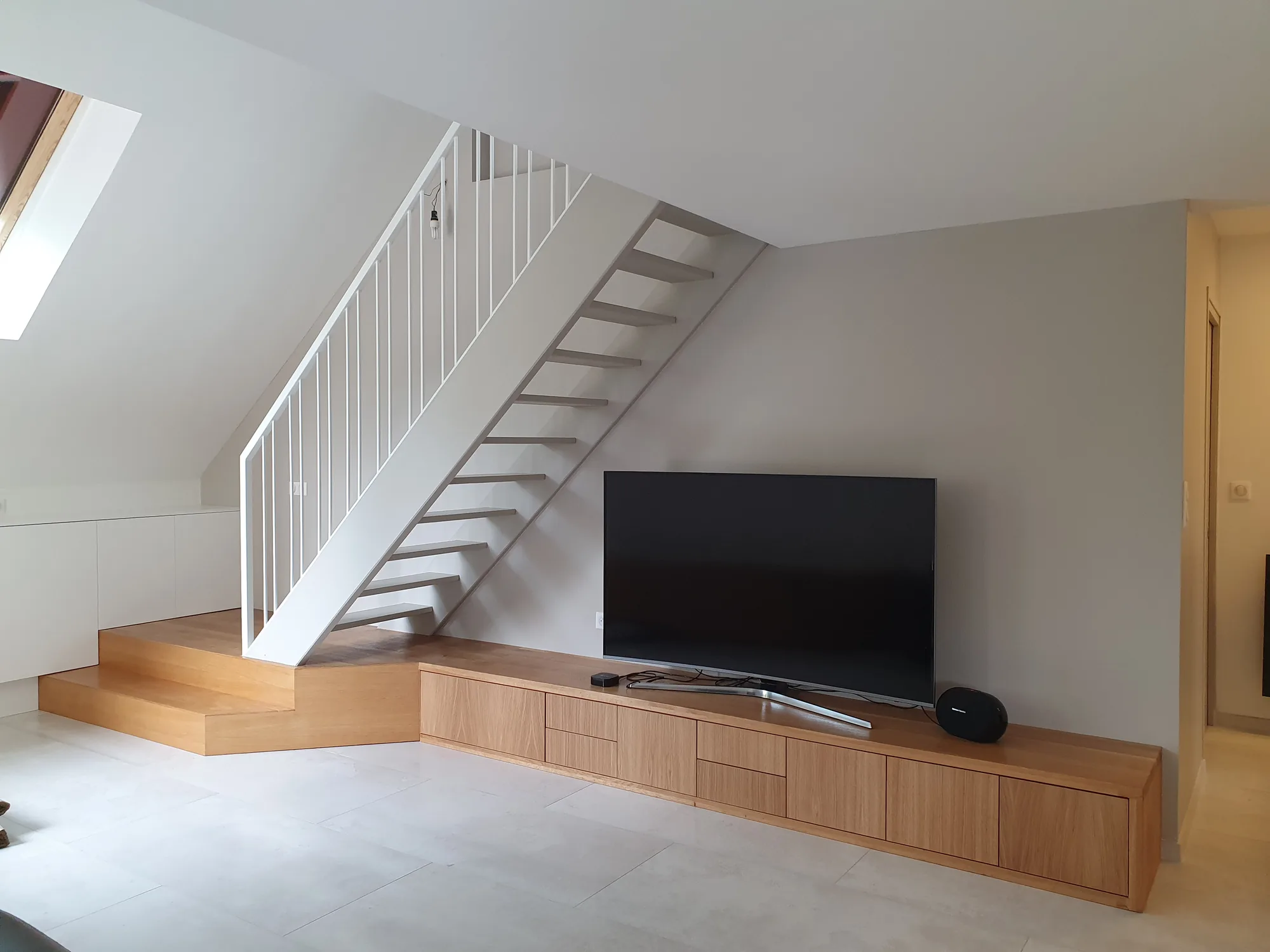 Escalier sur plateforme de chêne, marches suspendues et rampe métal laqué, maison Garches