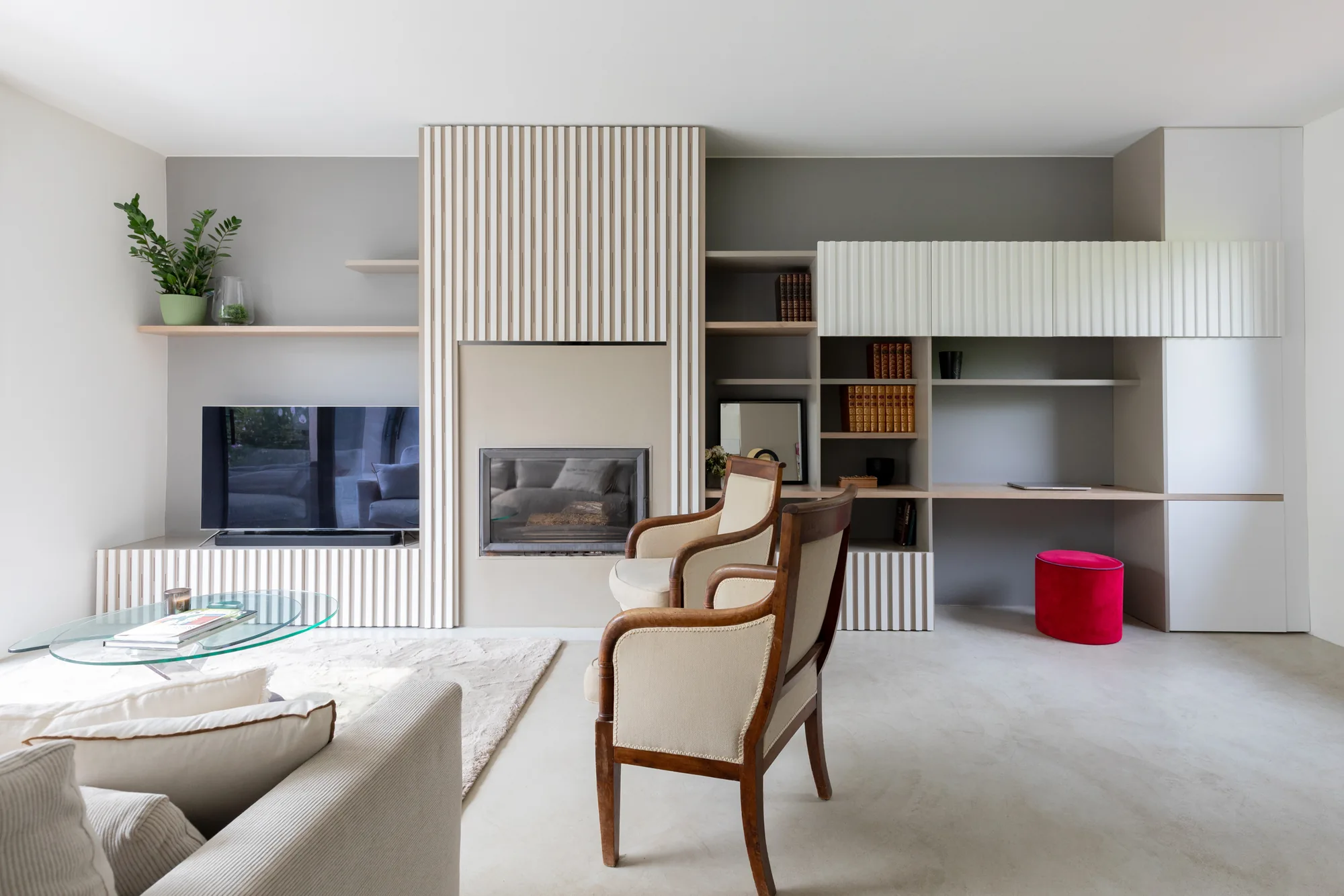 Maison à Meudon, verrière acier structurant l'espace ouvert, bois cannelé
