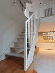 Escalier modernisé avec un garde-corps en métal noir, conçu à Garches, Saint-Cloud et Marnes-la-Coquette par Olga Chihai Dusciac.