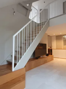 Escalier modernisé avec un garde-corps en métal noir, conçu à Garches, Saint-Cloud et Marnes-la-Coquette par Olga Chihai Dusciac.