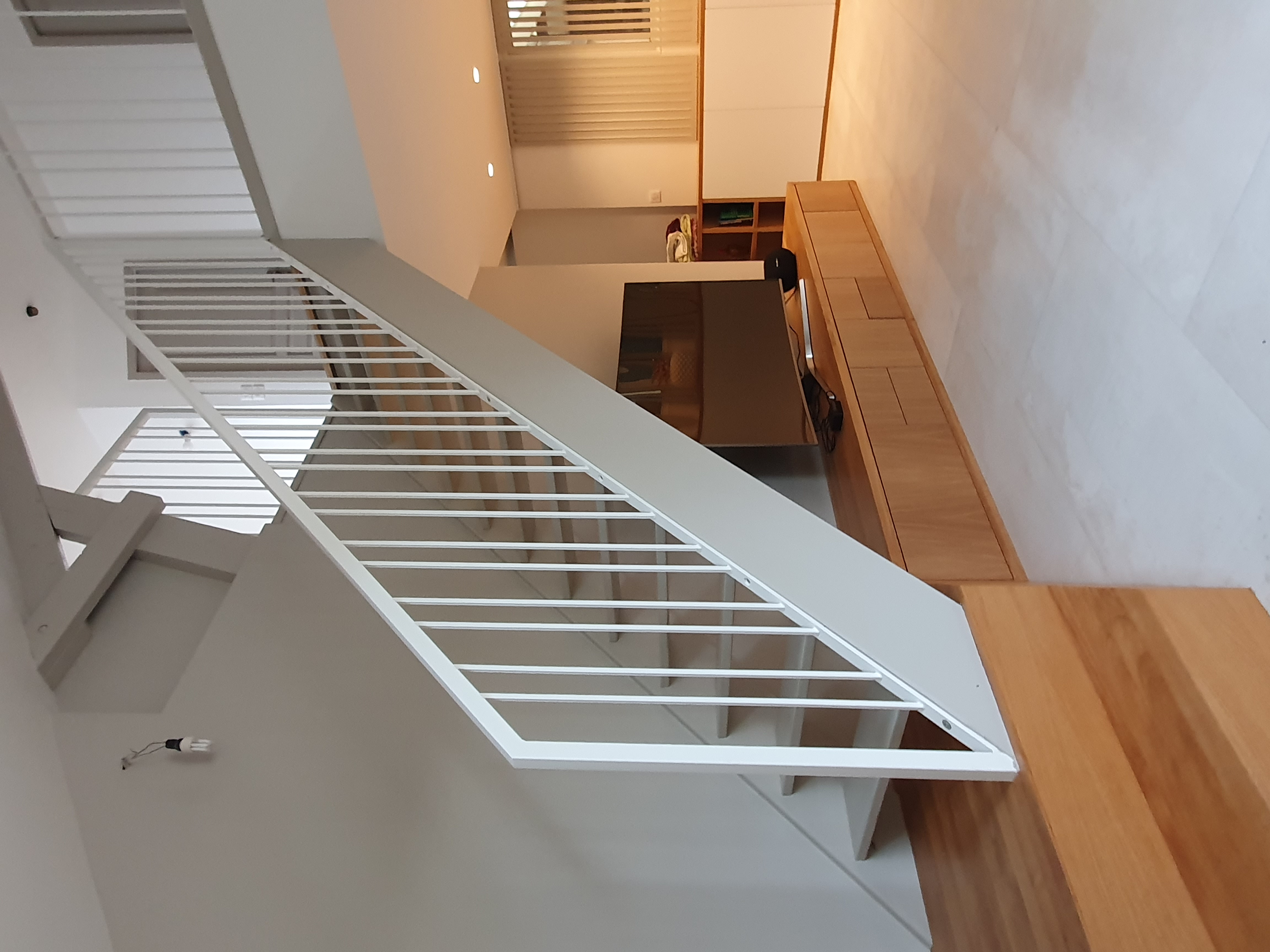 Agencement sur mesure sous escalier meuble TV bois