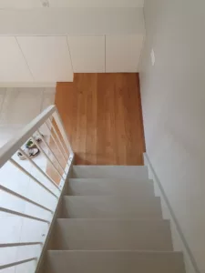 Plateforme sous un escalier avec meuble TV, réalisée à Garches, Vaucresson et Saint-Cloud par Olga Chihai Dusciac.