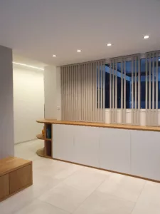 Rangements modernes et sur mesure dans une salle à manger, conçus à Garches, Rueil-Malmaison et Saint-Cloud par Olga Chihai Dusciac.