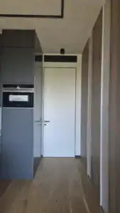 Porte invisible intégrée dans un panneautage mural sur mesure – projet DUstudiO Interiors, Olga Chihai Dusciac