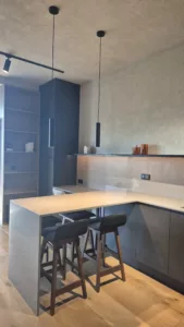 Îlot central en pierre dans une cuisine sur mesure – projet signé DUstudiO Interiors, Olga Chihai Dusciac