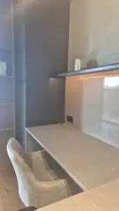 Bureau intégré sur mesure dans un petit espace – projet signé DUstudiO Interiors, Olga Chihai Dusciac