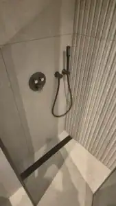 Salle de bain compacte avec douche spacieuse et meuble sur mesure en Corian – projet signé DUstudiO Interiors, Olga Chihai Dusciac