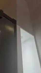 Salle de bain compacte avec douche spacieuse et meuble sur mesure en Corian – projet signé DUstudiO Interiors, Olga Chihai Dusciac