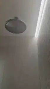 Salle de bain compacte avec douche spacieuse et meuble sur mesure en Corian – projet signé DUstudiO Interiors, Olga Chihai Dusciac