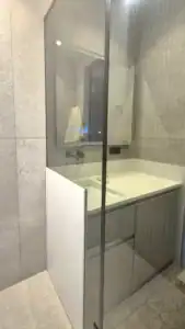 Salle de bain compacte avec douche spacieuse et meuble sur mesure en Corian – projet signé DUstudiO Interiors, Olga Chihai Dusciac