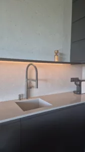 Cuisine ouverte avec îlot central en pierre reconstituée – projet signé DUstudiO Interiors, Olga Chihai Dusciac