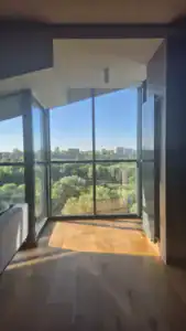 Ouverture vers l’extérieur par baie vitrée toute hauteur – projet signé Olga Chihai Dusciac, DUstudiO Interiors