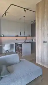 Cuisine ouverte et coin bureau intégré dans un appartement de 45m² – projet conçu par Olga Chihai Dusciac, architecte d’intérieur à Garches et alentours