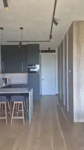 Panneautage mural sur mesure avec porte invisible intégrée – projet signé Olga Chihai Dusciac, architecte d’intérieur à Garches et Paris Ouest