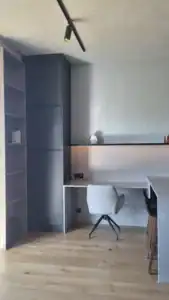 Cuisine ouverte et coin bureau intégré dans un appartement de 45m² – projet conçu par Olga Chihai Dusciac, architecte d’intérieur à Garches et alentours