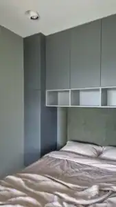 Chambre avec rangements sur mesure et tête de lit intégrée – projet signé Olga Chihai Dusciac