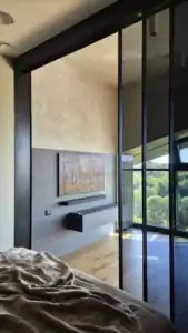 Portes coulissantes sur mesure séparant la chambre – projet intérieur par Olga Chihai Dusciac