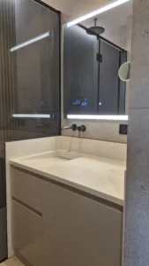 Salle de bain fonctionnelle et élégante dans un appartement de 45m² – projet Olga Chihai Dusciac