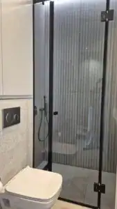 Salle de bain fonctionnelle et élégante dans un appartement de 45m² – projet Olga Chihai Dusciac