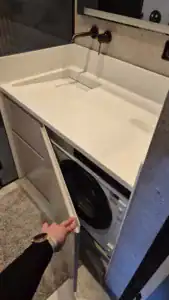 Salle de bain fonctionnelle et élégante dans un appartement de 45m² – projet Olga Chihai Dusciac