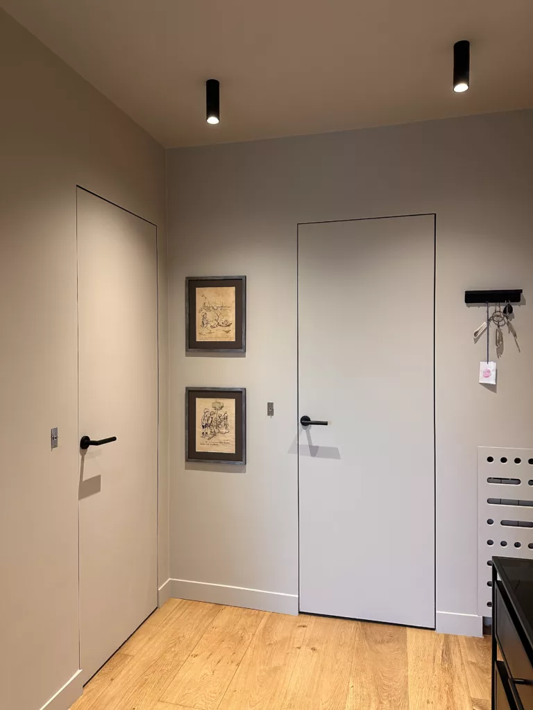 Aménagement d’un bureau à Garches avec porte invisible et rangements sur mesure, conçu par Olga Dusciac – DUstudiO Interiors