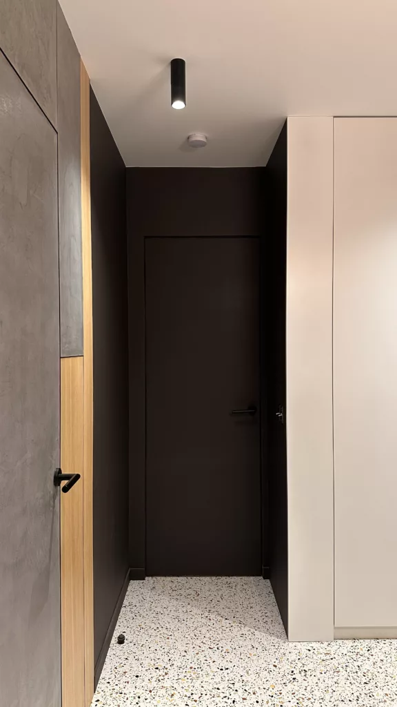 Architecture d’intérieur à Vaucresson : aménagement d’un bureau avec porte invisible et mobilier intégré