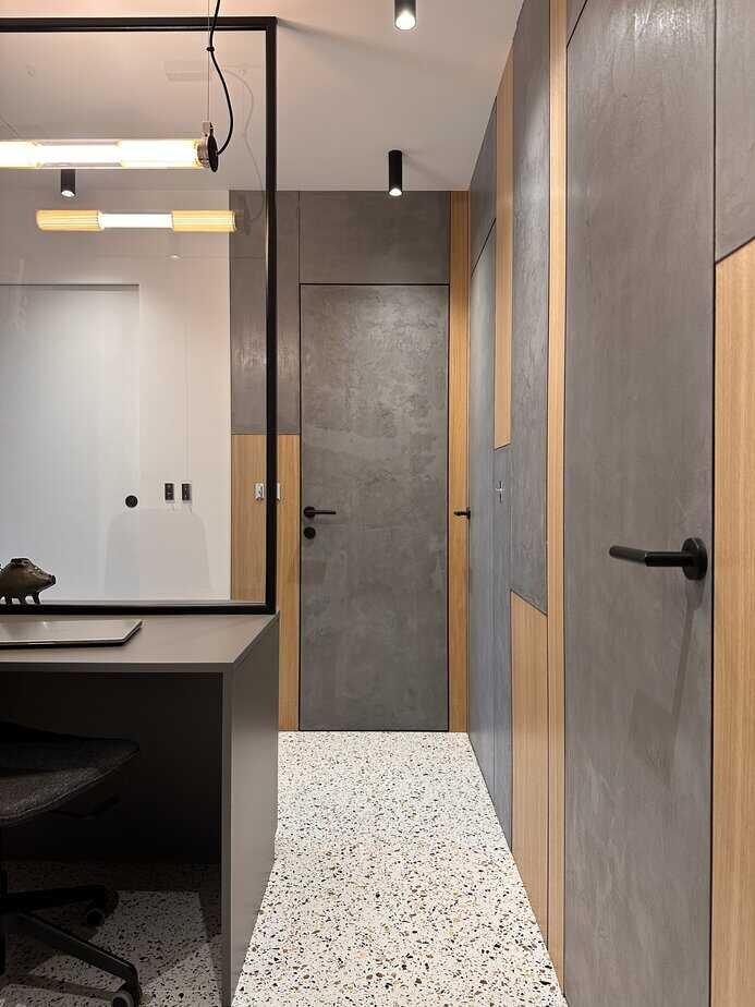 Porte invisible filomuro finition micro-ciment et bois chêne