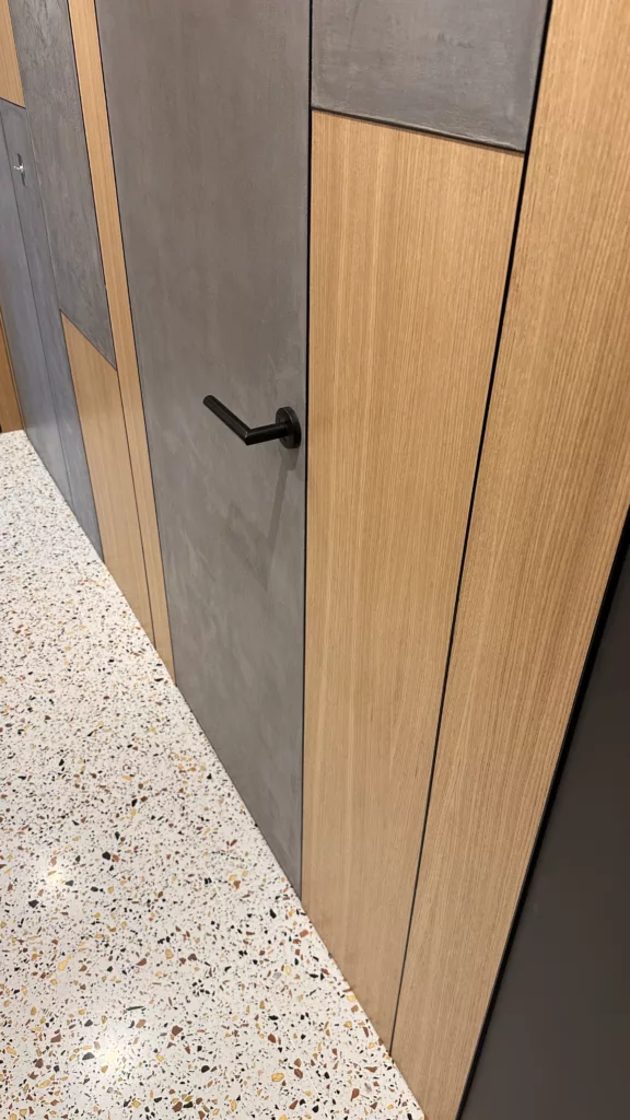 Détail de la porte invisible ton sur ton dans un bureau contemporain à Garches – DUstudiO Interiors