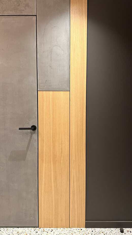 Porte invisible filomuro finition micro-ciment et bois chêne