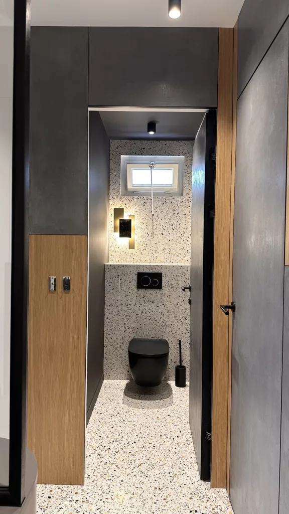 WC dissimulé derrière une porte invisible ton sur ton à Garches, conception signée DUstudiO Interiors – Olga Dusciac