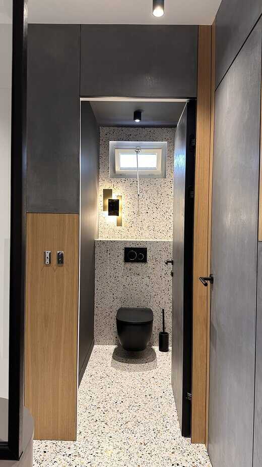 Porte invisible filomuro finition micro-ciment et bois chêne