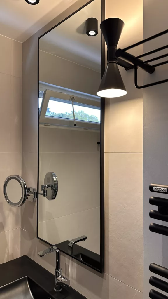 Architecture d’intérieur à Saint-Cloud : salle de bain sur mesure avec porte invisible et rangements intégrés – Olga Dusciac