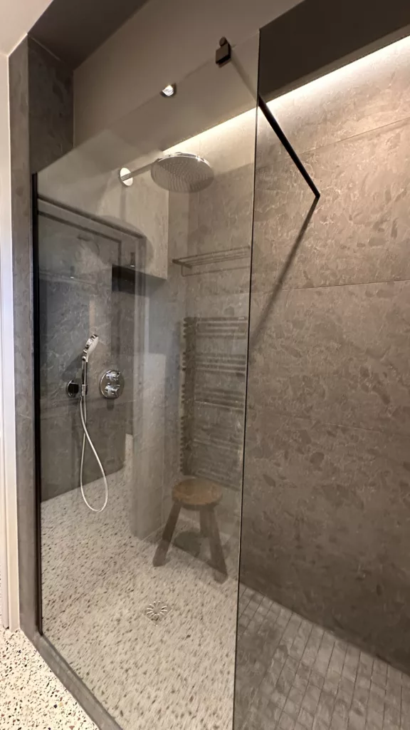 Jeu de lumière dans une salle de bain à Garches, applique design et douche à l’italienne sur mesure – DUstudiO Interiors