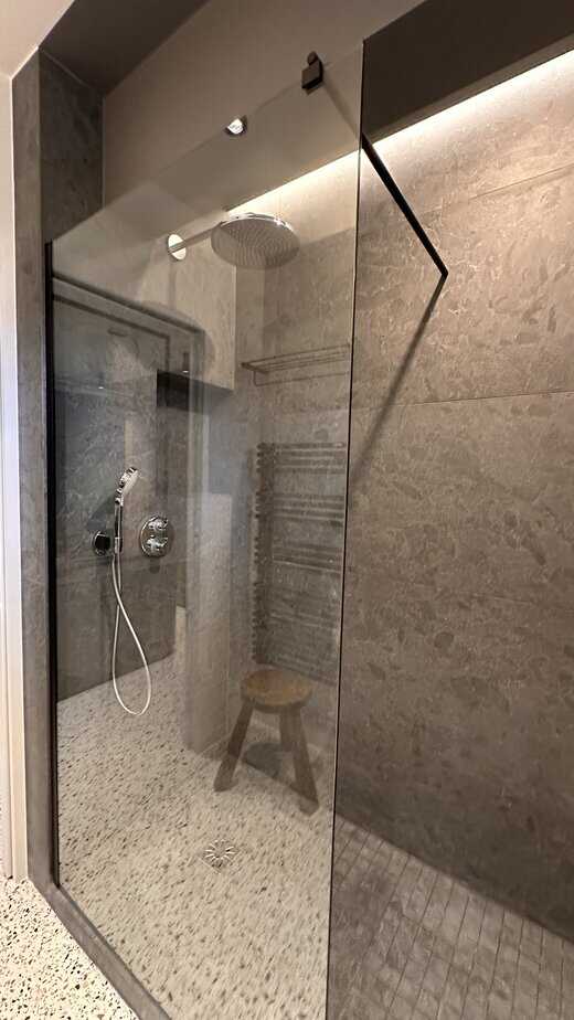 Douche à l'italienne moderne avec carrelage terrazzo graphique