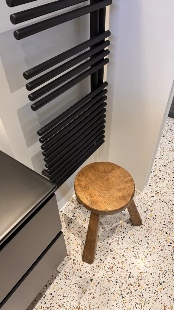 Jeu de matières dans une salle de bain à Garches : microciment, chêne et porte invisible – DUstudiO Interiors