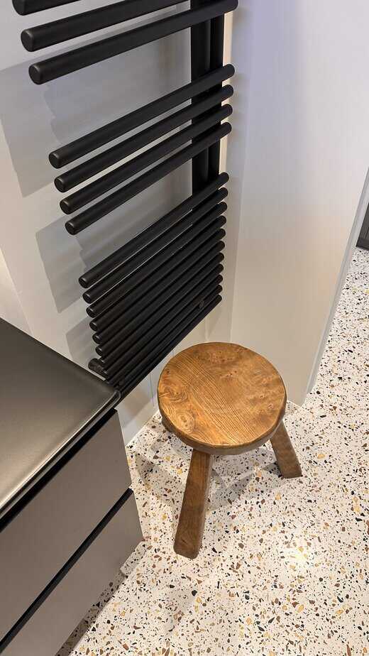 Détail sol et mur terrazzo noir et blanc salle de bain luxe