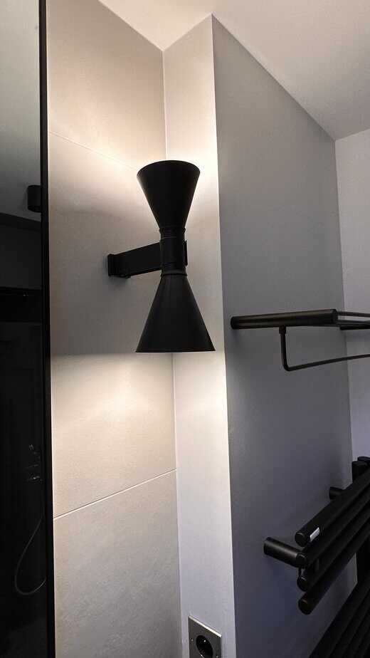 Salle de bain design terrazzo noir et blanc et robinetterie noire