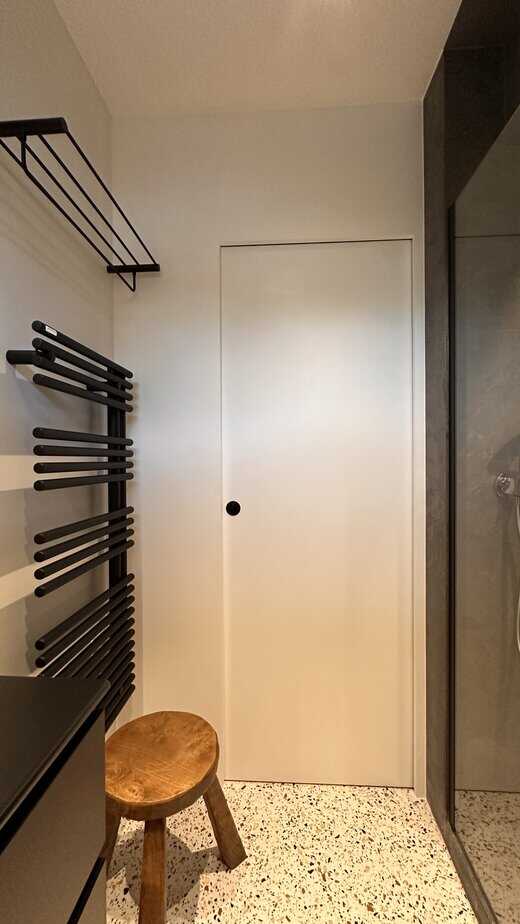 Détail sol et mur terrazzo noir et blanc salle de bain luxe