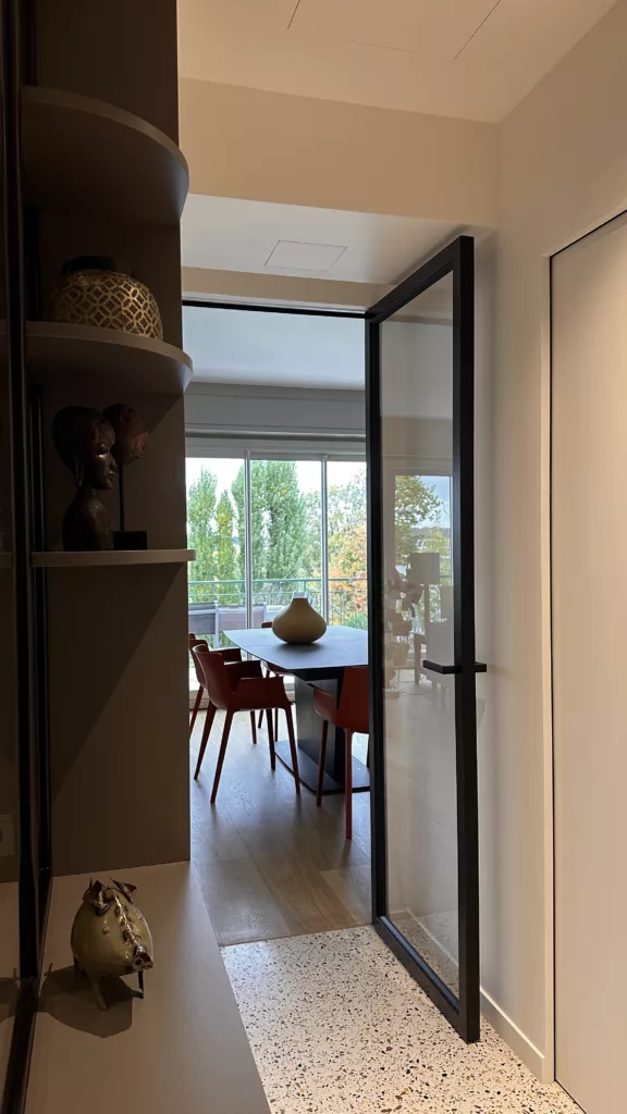 Vue d’ensemble d’un bureau à Vaucresson, aménagement sur mesure avec porte invisible et éclairage encastré – Olga Dusciac