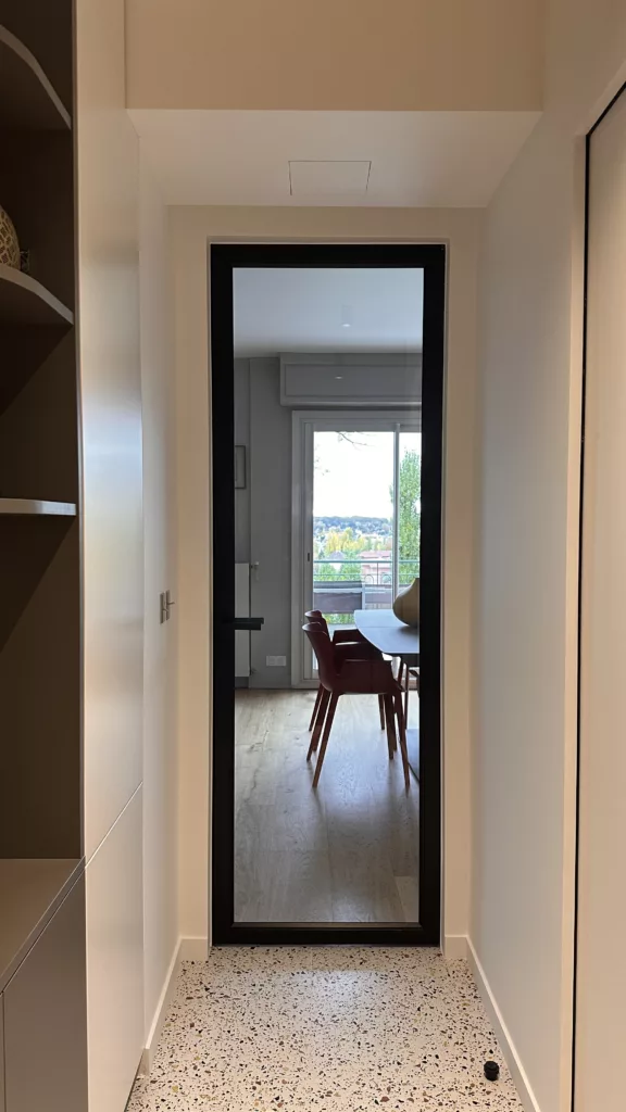 Espace de travail raffiné à Suresnes avec porte invisible et mobilier réalisé sur mesure – Olga Dusciac