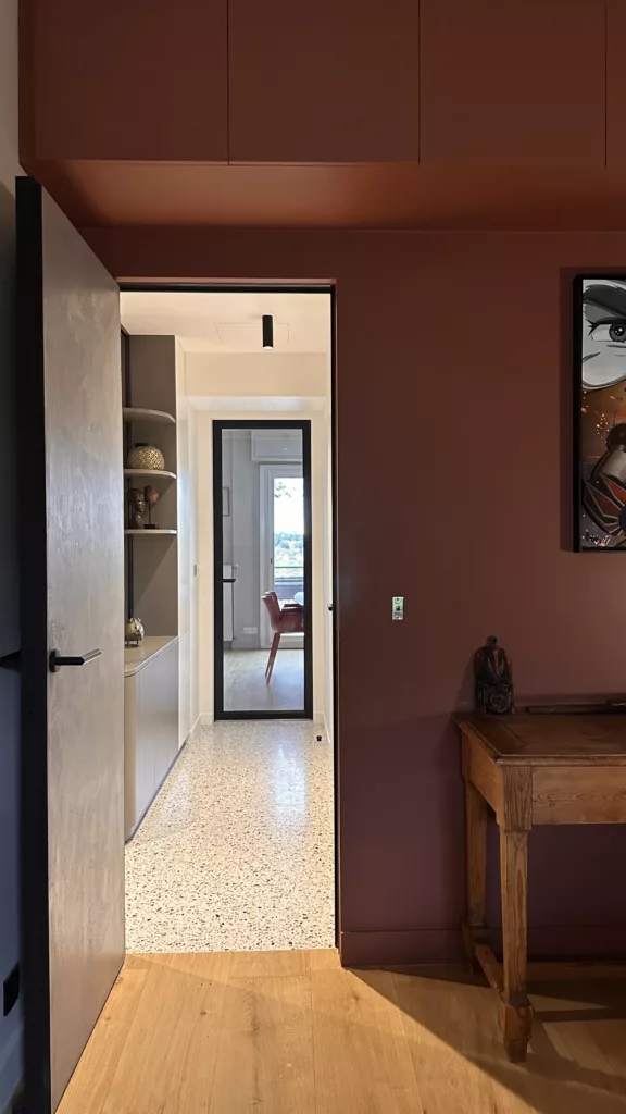 Rénovation d’un espace de travail à Boulogne-Billancourt avec porte invisible et boiseries intégrées – DUstudiO Interiors