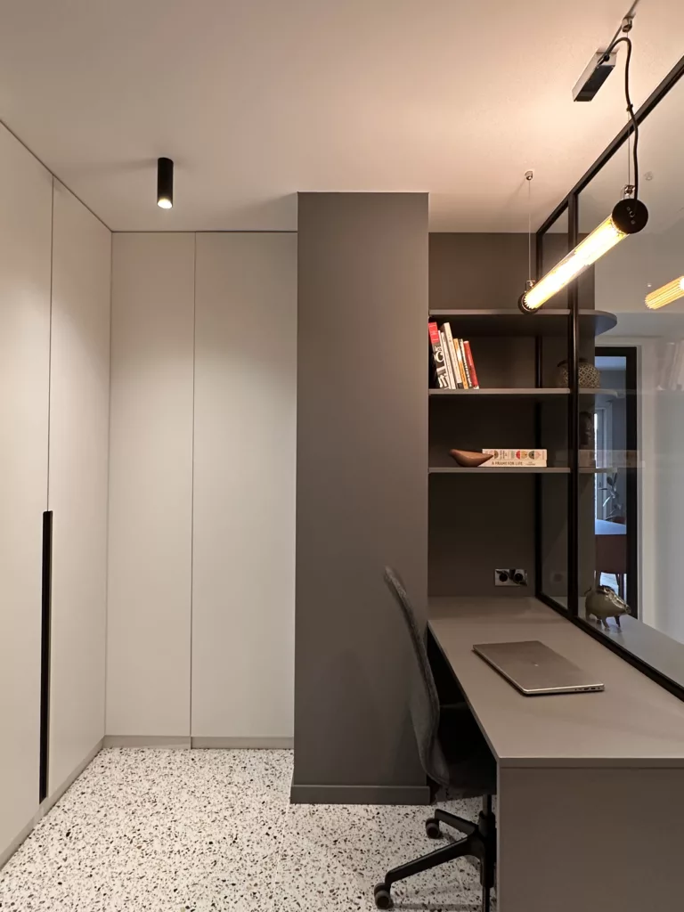 Architecture d’intérieur à Garches, création d’un bureau avec porte invisible et rangements dissimulés – Olga Dusciac