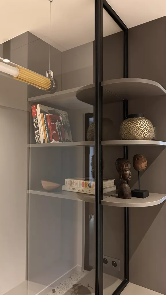 Espace de travail raffiné à Suresnes avec porte invisible et mobilier réalisé sur mesure – Olga Dusciac