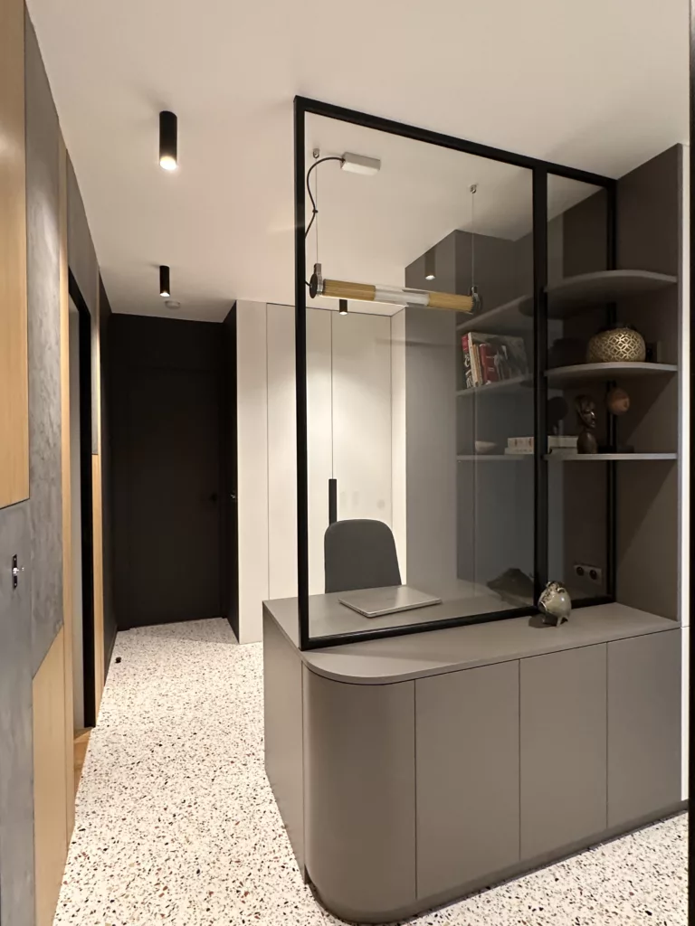 Bureau à Garches, près de Saint-Cloud, avec porte invisible et menuiserie sur mesure, signé DUstudiO Interiors – Olga Dusciac