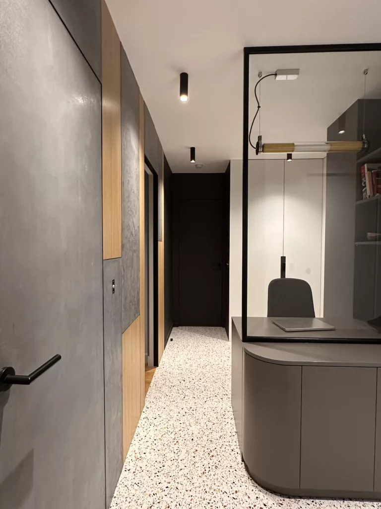 Bureau à Garches près de Saint-Cloud avec porte invisible et menuiserie sur mesure – DUstudiO Interiors