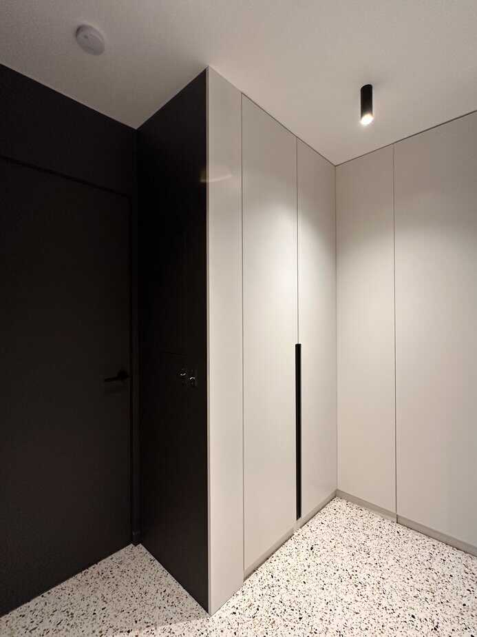 Agencement bureau sur mesure avec rangements cachés