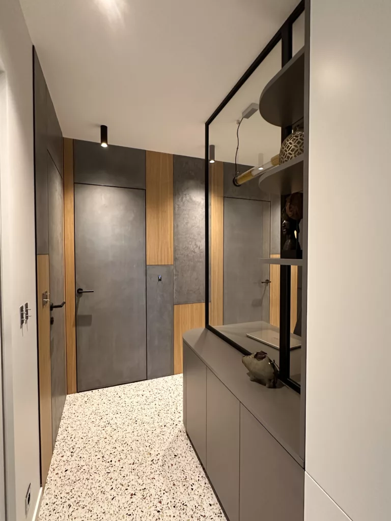 Bureau minimaliste à Garches, menuiserie sur mesure et porte invisible design – Olga Dusciac architecte d’intérieur