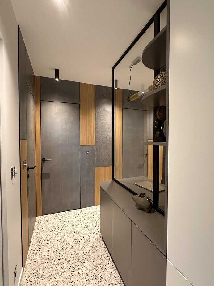 Porte invisible filomuro finition micro-ciment et bois chêne