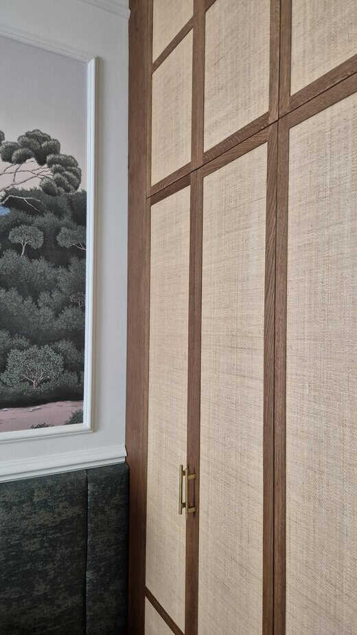 detail-ebenisterie-chene-et-cannage-agencement-luxe-paris-7